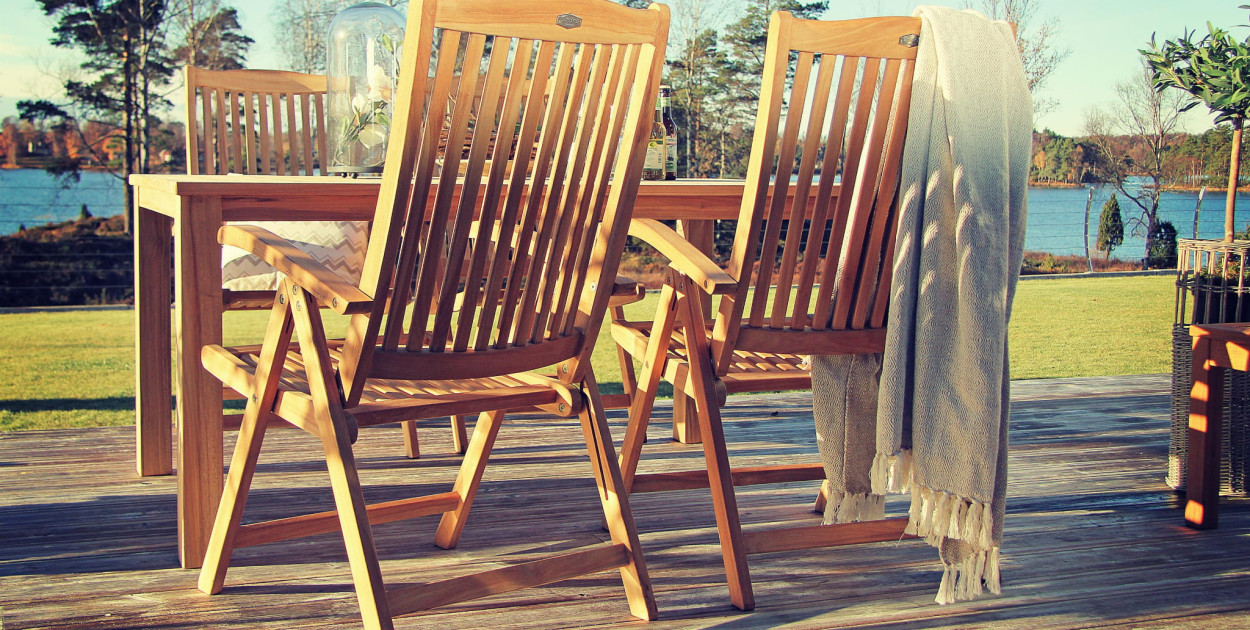 Jak pielęgnować drewniane meble ogrodowe?