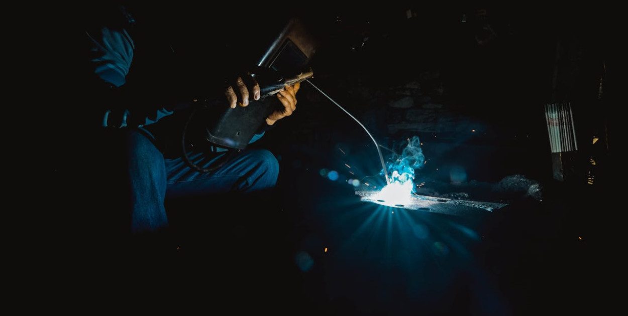 Pozycjoner spawalniczy – czym jest i w jakich branżach się sprawdzi?