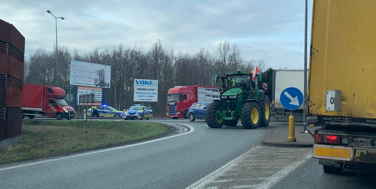 Chwilowy zator na rondzie w Kuznocinie, rolnicy ruszyli dalej