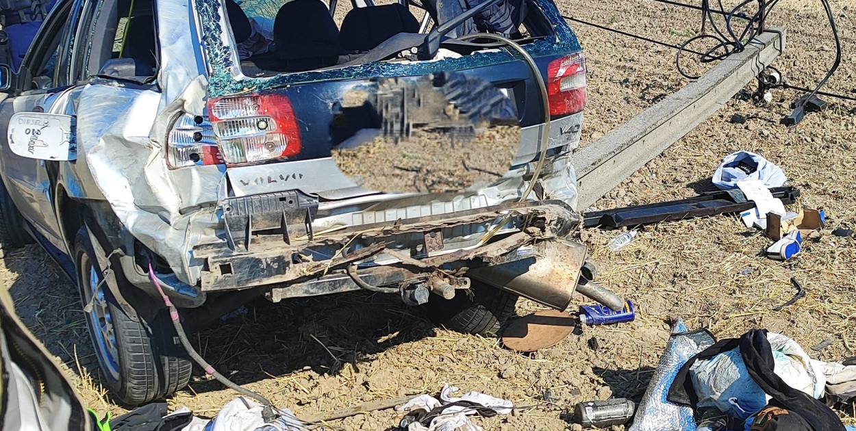 Wypadek w Brzozowie Starym: samochód uderzył w słup energetyczny