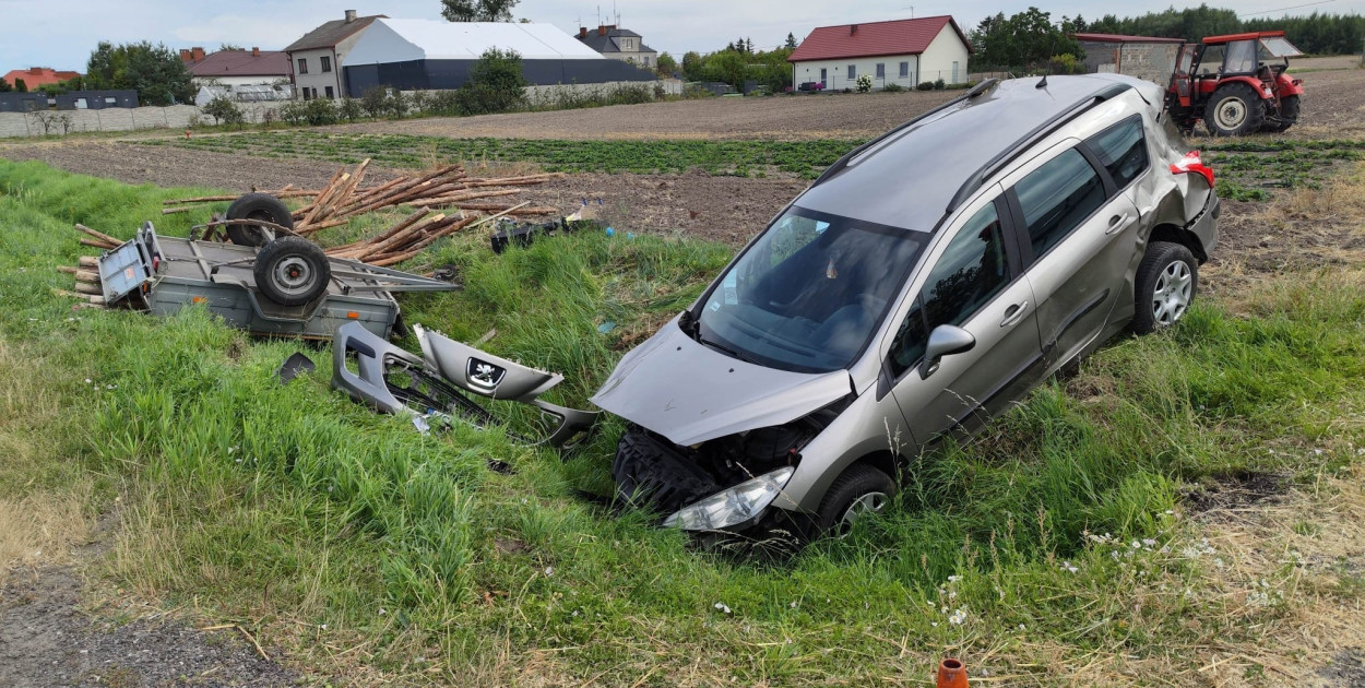 Strażacka interwencja w Giżycach, auto wylądowało w rowie