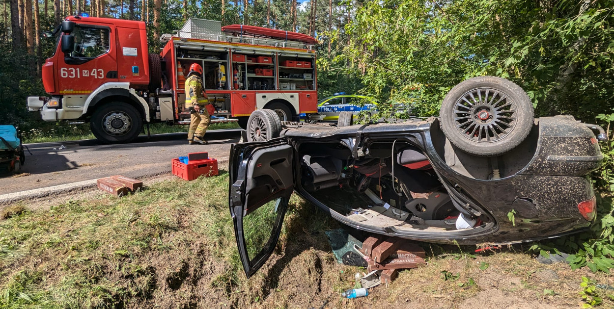 Dachowanie w Kozłowie Biskupim, kierujący był uwięziony w aucie