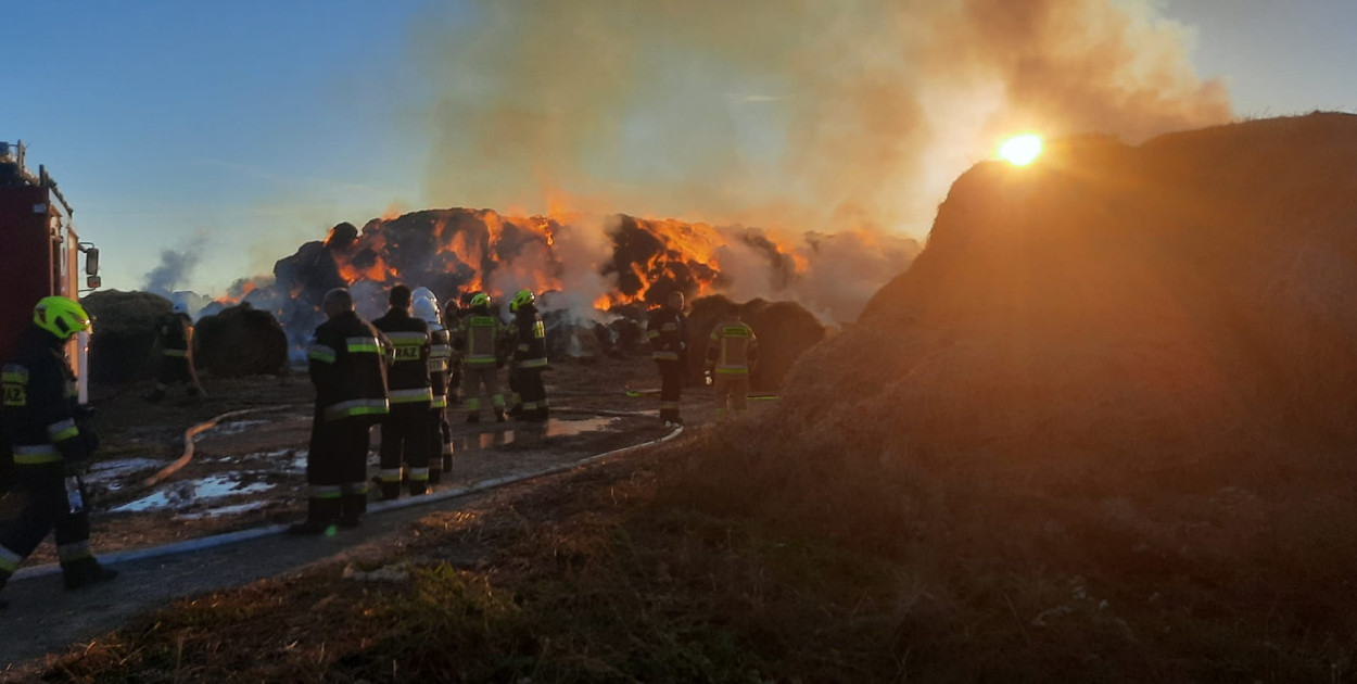 Wielki pożar słomy w Kaskach, strażacy z naszego powiatu również ruszyli na pomoc