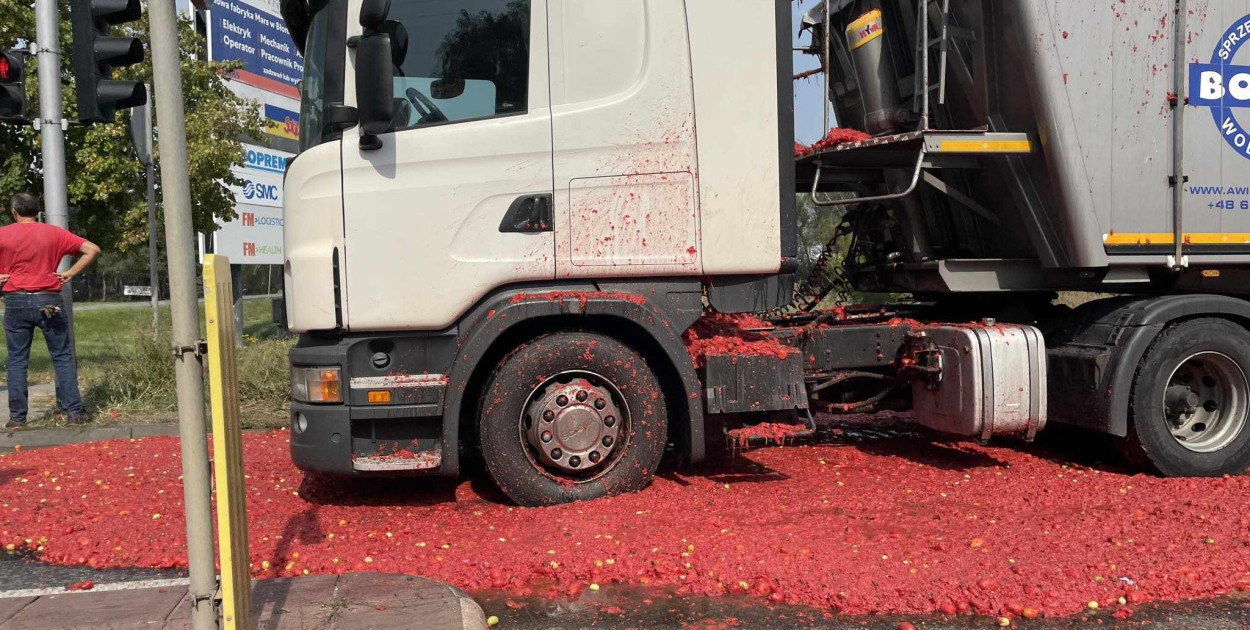 Pomidorowo na drodze w Błoniu, DK 92 się korkuje