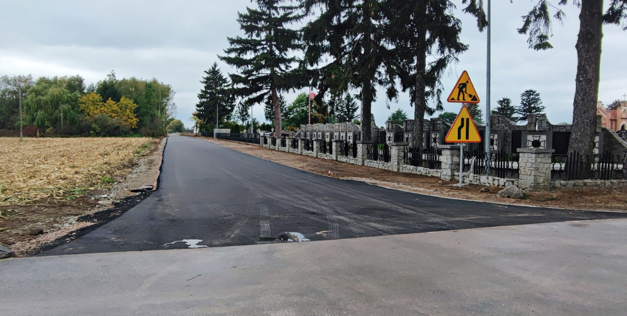 Giżyce: asfalt zamiast piachu, czyli budowa obwodnicy cmentarza 