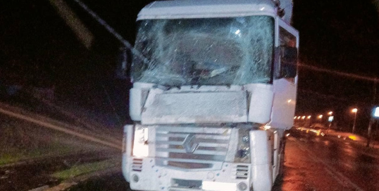 Żdżarów: zderzenie ciężarówki z kombajnem