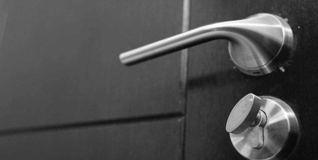 Klamki drzwi wciąż uderzają o ściany? Mamy dla Ciebie 4 sposoby, które ochronią ty