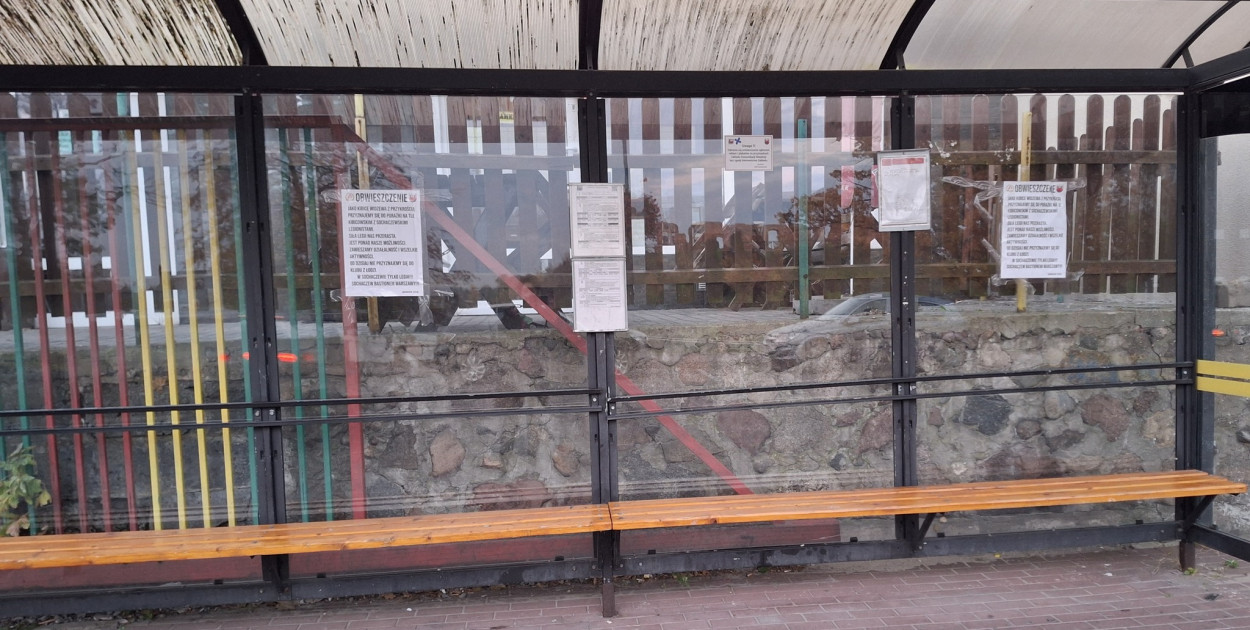 Kibice w akcji obklejania Sochaczewa. Jest odpowiedź ZKM i ratusza