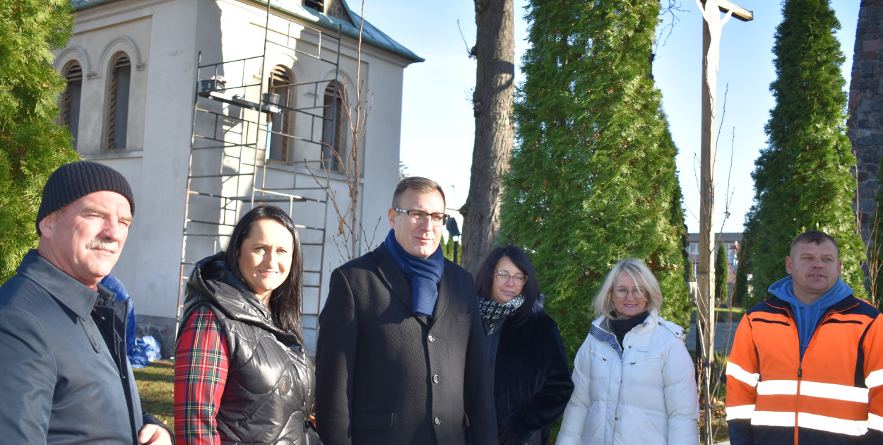 Renowacja zabytkowej dzwonnicy w Młodzieszynie trwa