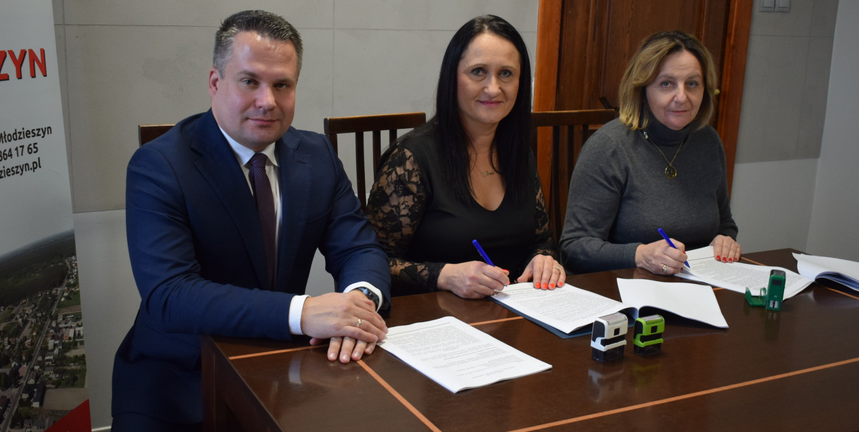 Umowa na kort w Młodzieszynie podpisana, wójt: to milowy krok
