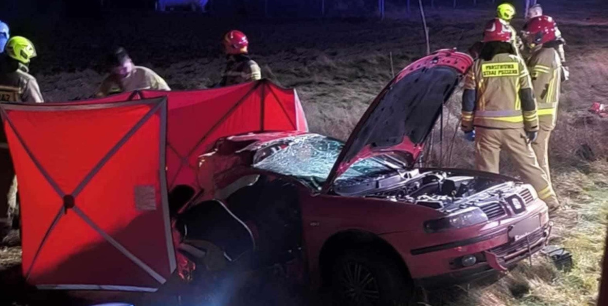 Tragedia pod Płońskiem. Samochód rozpadł się na dwie części