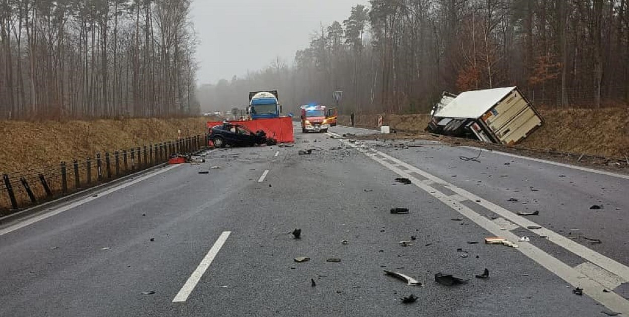 Śmiertelny wypadek na DK 50 pod Żyrardowem, droga zablokowana