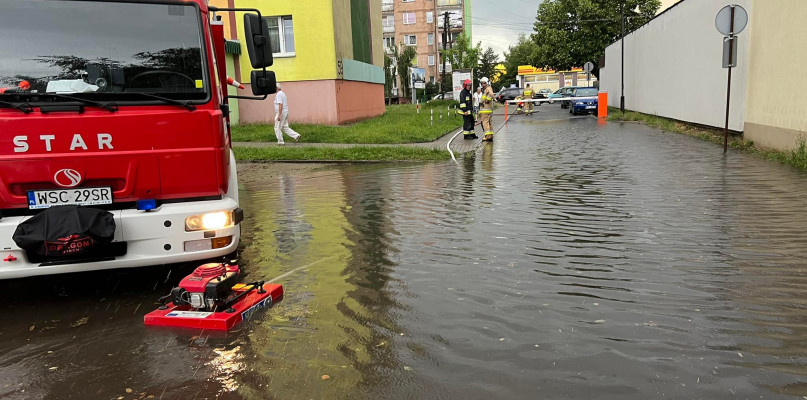 foto OSP Wyczółki zalany parking przy ul. Warszawskiej