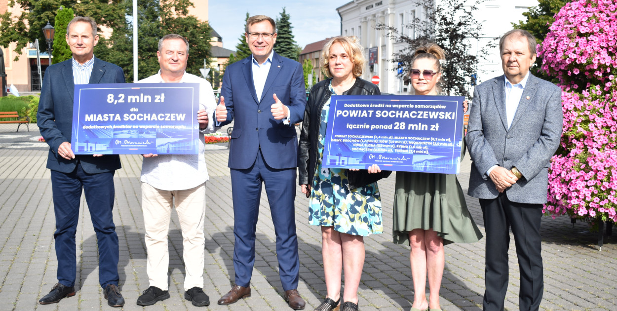 Lokalne budżety wzmocnione, minister Małecki z promesami na placu  Kościuszki - tusochaczew.pl