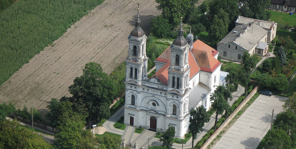 fot. wikipedia.pl / kościół pw. Wniebowzięcia NMP w Szymanowie