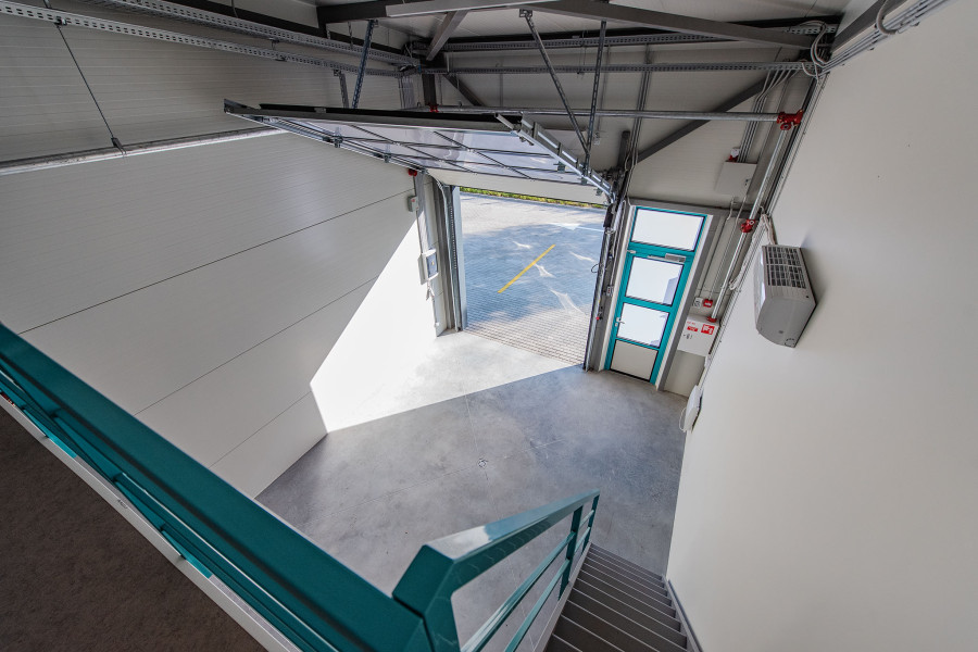 Powierzchnia magazynowa 100 m i 120 m z biurem – zróżnicowane hale przeznaczone do magazynowania towarów firmowych.