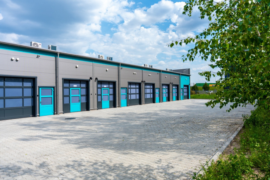 Hale i magazyny na wynajem w różnych dzielnicach miasta– porównanie cen nieruchomości i wybór dobrego rozwiązania dla firmy.