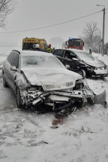  Śnieżyca nad powiatem i wypadek w Piotrowie-12245
