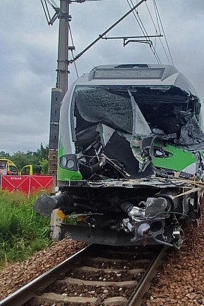 Wypadek pociągu koło Ożarowa, maszynista nie żyje-14291