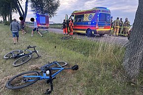 Przewrócili się na jezdni, a traktor wymusił-15878
