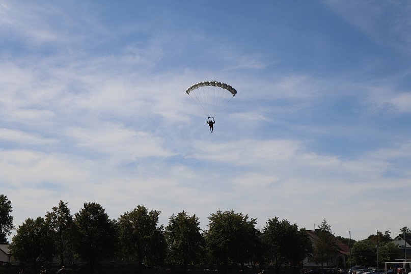 Brzozów Stary z pokazem skoków spadochronowych