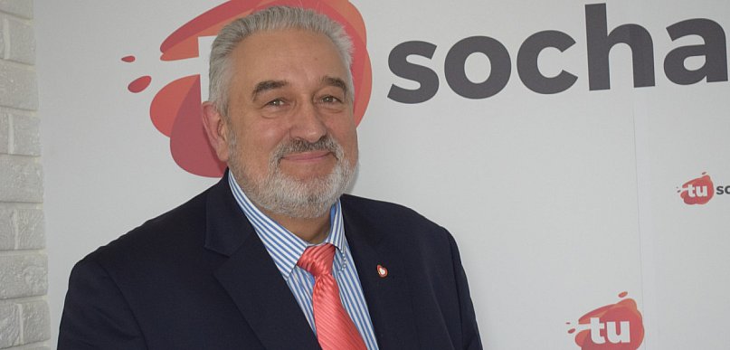 Marek Gołkowski gratuluje Danielowi Janiakowi zwycięstwa