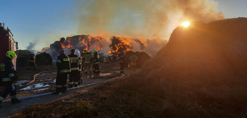 Wielki pożar słomy w Kaskach, strażacy z naszego powiatu również ruszyli na pomoc
