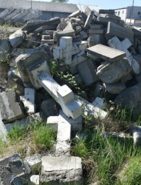 Sochaczew: krzyże w stercie gruzu i śmieci, WIOŚ bada nielegalne wysypisko-63106