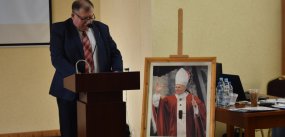 Rada powiatu broni dobrego imienia Jana Pawła II 