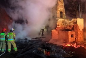Nocny pożar pustostanu w Pieczyskach Iłowskich-66944