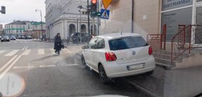 Mistrz parkowania w centrum Sochaczewa: ani obejść