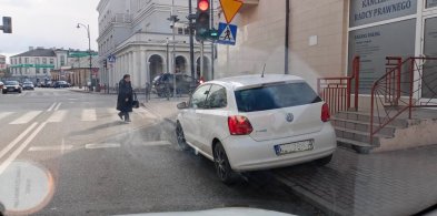 Mistrz parkowania w centrum Sochaczewa: ani obejść, ani przeskoczyć-67019