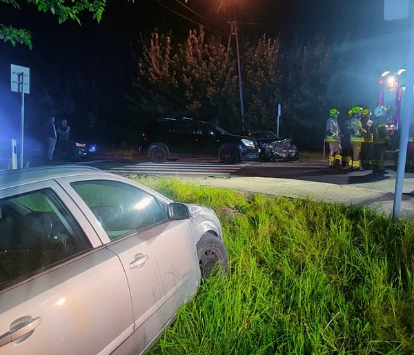Zderzenie trzech samochodów w Chrzczanach, są poszkodowani-74636