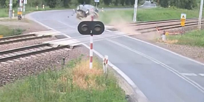 Pijany 22-latek na przejeździe kolejowym w gminie Nowa Sucha [VIDEO]