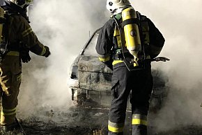 Nocny pożar osobówki w Łaziskach-76211