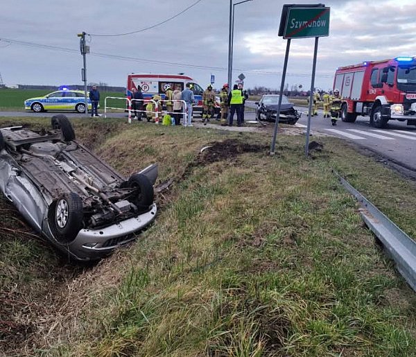 Dachowanie w Elżbietowie, na miejscu 19 strażaków-80630