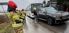 Zderzenie osobówki z autobusem na 15. Sierpnia