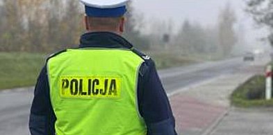 Chciał dać policjantom łapówkę. 62-latek zatrzymany w Karłowie-82431