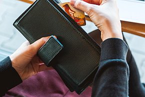 Emeryci coraz częściej rezygnują z gotówki. Wiemy, dlaczego-83693