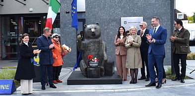 Nowy świadek historii w Błoniu, odsłonięto pomnik misia Wojtka-83838