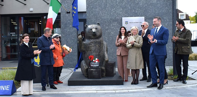 Nowy świadek historii w Błoniu, odsłonięto pomnik misia Wojtka - 83838
