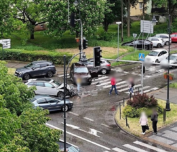 Wypadek na skrzyżowaniu Warszawskiej z Piłsudskiego -84057