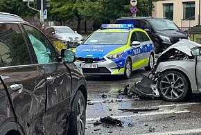 Straż o zderzeniu samochodów w centrum Sochaczewa-84078
