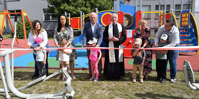 Plac zabaw przy szkole w Młodzieszynie otwarty, świętowano podwójnie - 84452