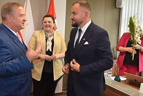 Burmistrz o absolutorium: lepiej wznosić mosty niż mury-84632
