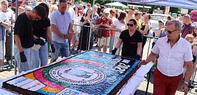 Gigantyczny mazurek podzielony na znak łączenia-84791