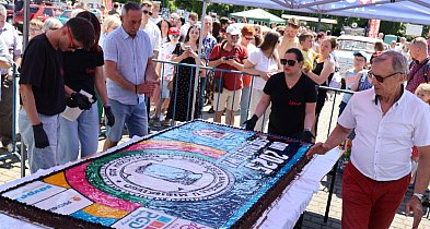 Gigantyczny mazurek podzielony na znak łączenia-84791