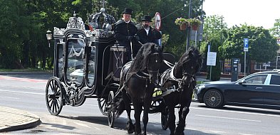 Romski pogrzeb w Sochaczewie. W duchu chrześcijańskim, lecz w odmiennym obyczaju-84875