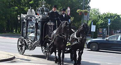 Romski pogrzeb w Sochaczewie. W duchu chrześcijańskim, lecz w odmiennym obyczaju-84875