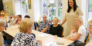 Bezpieczni seniorzy w Gminie Młodzieszyn – opaski życia już trafiły do mieszkańców-85388